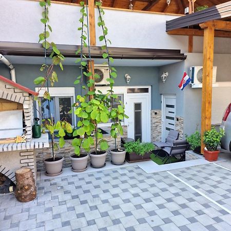 Studio Apartman Lorena Apartment Zagreb Bagian luar foto